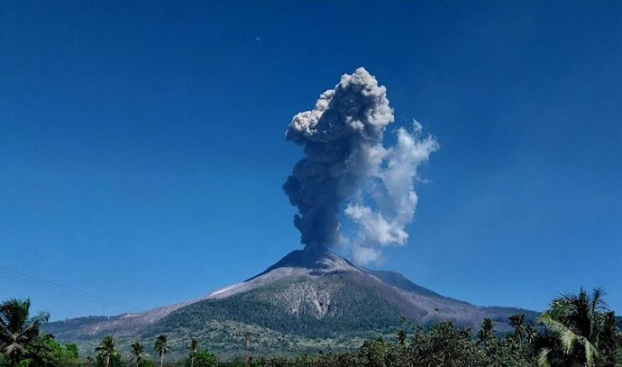 Imagen de archivo del volcán Lewotobi de Indonesia.