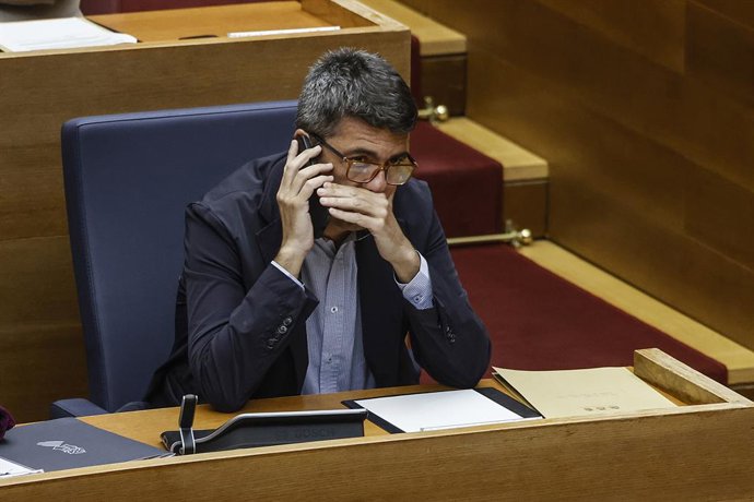 Archivo -  El president de la Generalitat, Carlos Mazón, parla per telèfon mòbil durant una sessió plenària