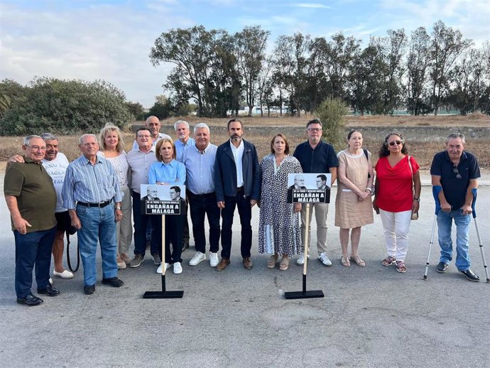 El portavoz del PSOE en el Ayuntamiento de Málaga, Daniel Pérez, y otros ediles socialistas del grupo municipal junto a representantes de asociaciones y vecinos de distintos barrios del distrito de Churriana.