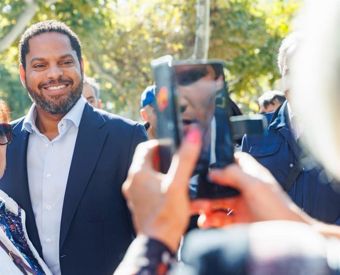 El secretario general de Vox, Ignacio Garriga, se fotogrrafía con una mujer en Logroño
