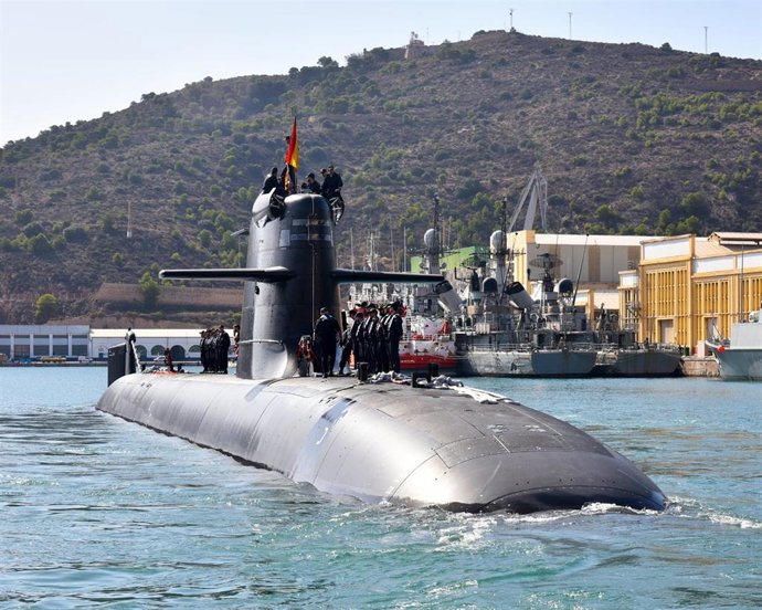 El submarino S-81 'Isaac Peral' sale de Cartagena (Murcia).