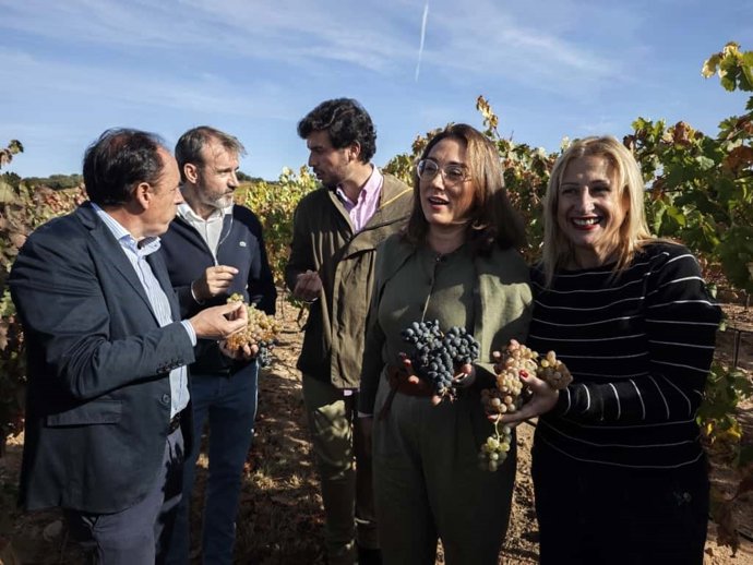 La consejera de Agricultura, Ganadería y Desarrollo Rural, María González corral, (segudna por la dcha) visita la finca de Vitis Navarra en Zayas de Báscones (Soria).