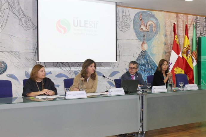 La rectora de la ULE, Nuria González, en la presentación del grupo ULEgif.