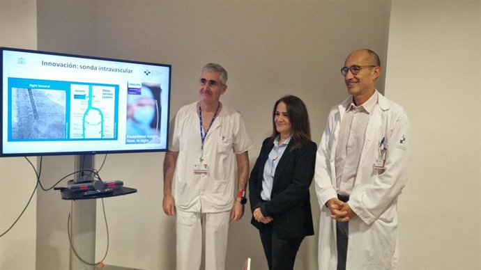 El responsable del área del Corazón del HUCA, el doctor Pablo Avanzas; la responsable de dispositivos médicos de Philips en España y Portugal, Elena Pantoja; y el director de Atención Sanitaria y Salud Pública del área sanitaria IV, Álvaro González Franco