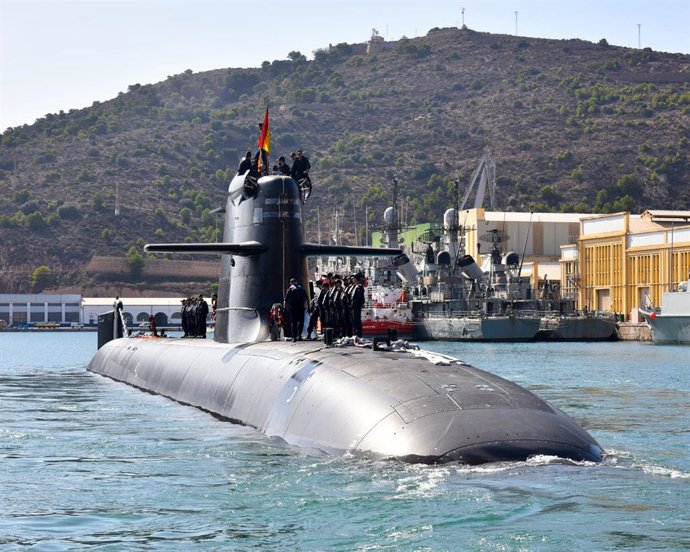 O submarino S-81 "Isaac Peral" deixa Cartagena (Múrcia).