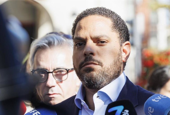 El secretario general de VOX, Ignacio Garriga, atiende a los medios frente al Palacio de Gobierno riojano, a 15 de octubre de 2025, en Logroño, La Rioja, (España).