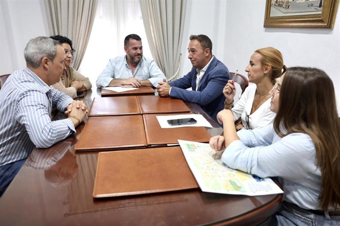 El responsable de Vivienda de la Diputación de Cádiz, José Manuel Cossi, y el alcalde de Paterna de Rivera, Andrés Clavijo, en el curso de un encuentro celebrado en el Ayuntamiento de esta localidad.