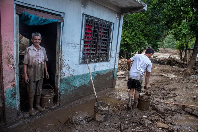 Archivo - Arquivo - Centenas de milhares de pessoas foram desalojadas em Honduras devido às fortes chuvas causadas pelo ciclone Eta.