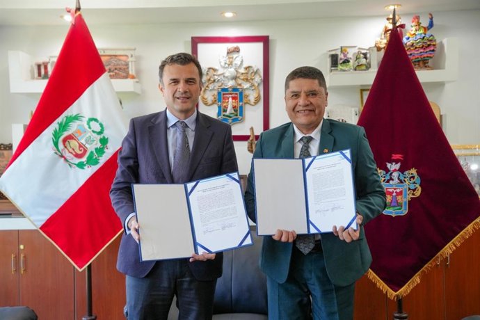 El alcalde de Cádiz, Bruno García, con el alcalde de Arequipa.