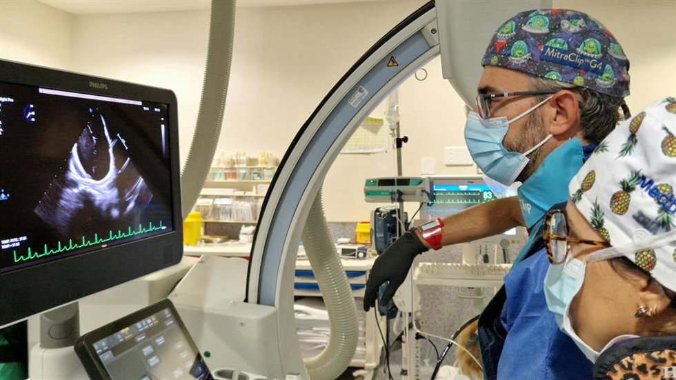 El doctor Avanzas durante la intervención cardiaca con la sonda VeriSight Pro 3D de Philips