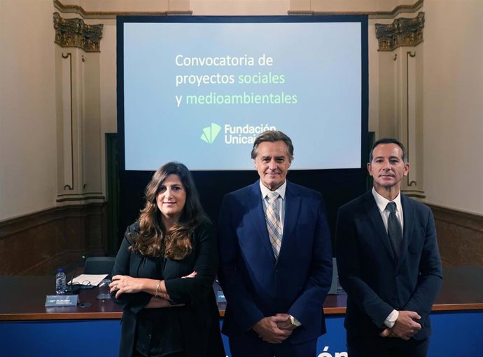 Fundación Unicaja abre una nueva convocatoria de proyectos sociales y medioambientales. El director de Actividades Sociales, Gerardo Lerones; la responsable de Solidaridad e Investigación, Ana Cabrera, y el responsable de Deportes, Manuel Dorado.