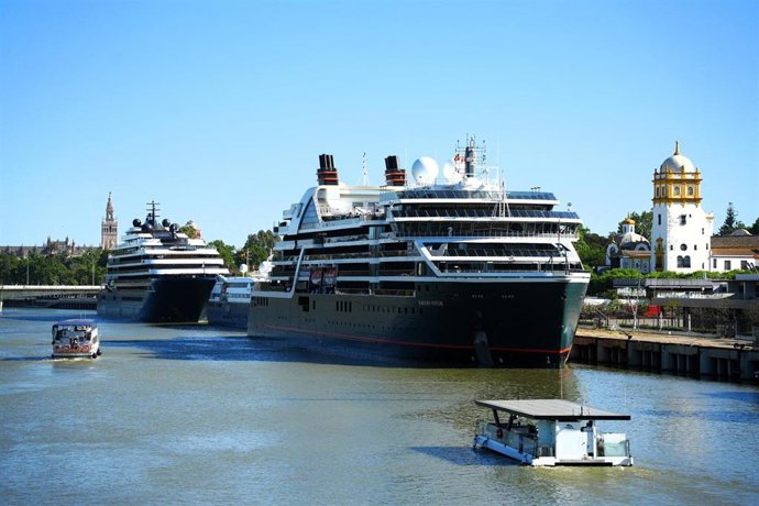 Dos cruceros atracados en el Muelle de las Delicias.