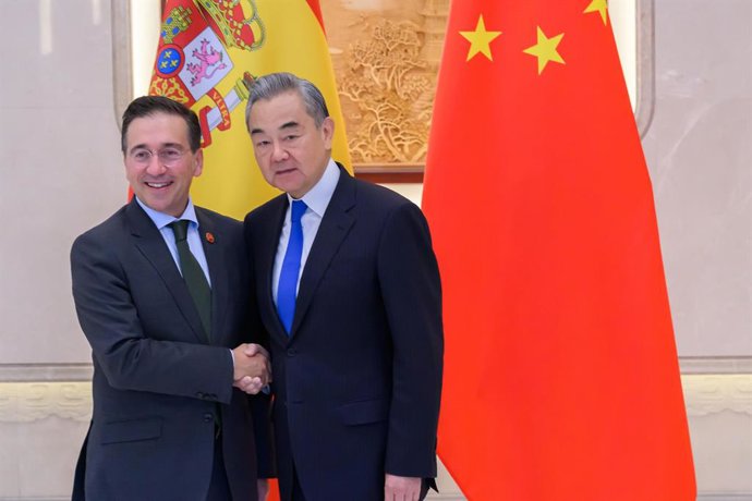 El ministro de Asuntos Exteriores, Unión Europea y Cooperación, José Manuel Albares, con el  ministro de Relaciones Exteriores de la República Popular China, Wang Yi. En Hangzhou, Zhejiang (China), a 15 de octubre de 2025.