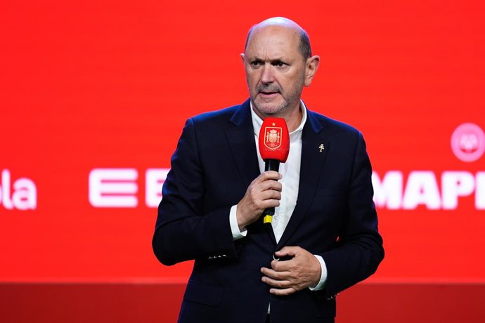 Archivo - Rafael Louzan, presidente da Real Federação Espanhola de Futebol, assiste à apresentação de Sonia Bermudez como nova treinadora da Espanha na Ciudad del Futbol em 10 de setembro de 2025, em Las Rozas, Madri, Espanha.