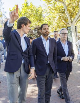El secretario general de VOX, Ignacio Garriga, acompañado del portavoz del Grupo Parlamentario VOX en el Parlamento de La Rioja y presidente de VOX La Rioja, Ángel Alda, atiende a los medios frente al Palacio de Gobierno