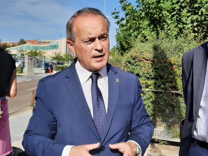 El consejero de Infraestructuras, Transporte y Vivienda de la Junta de Extremadura, Manuel Martín Castizo, en declaraciones a los medios