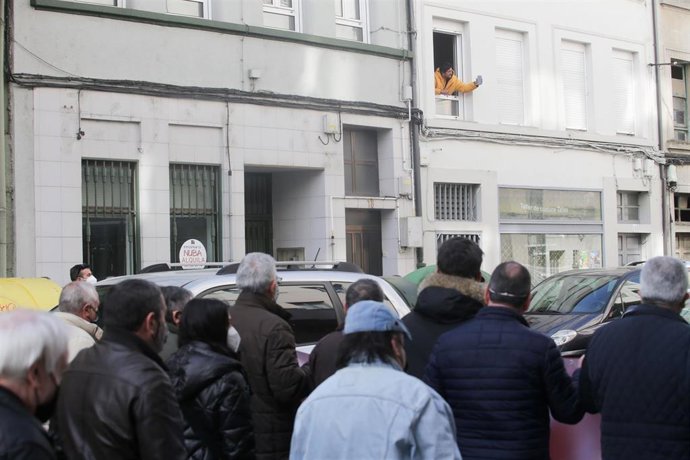 Archivo - Una persona graba con su móvil la manifestación contra la ocupación ilegal en el barrio del Sagrado Corazón, a 26 de febrero de 2022, en Lugo, Galicia, (España). Esta concentración bajo el lema ‘Por un Lugo libre de okupas’, ha sido convocada po