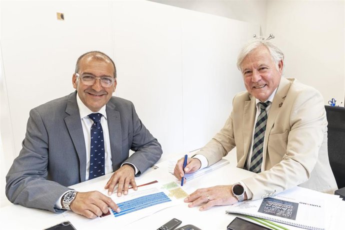 El conseller insular de Turismo Marcial Rodríguez en la firma de las ayudas