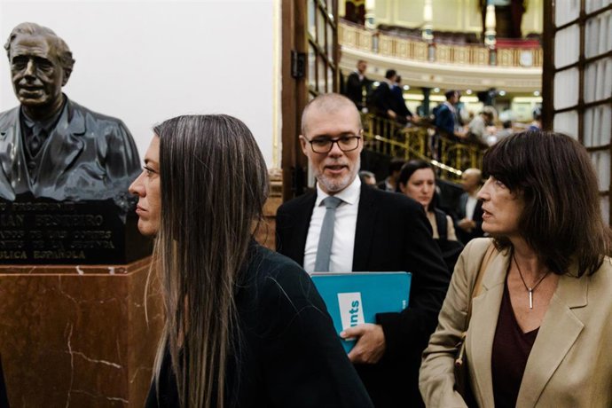 La portavoz de Junts en el Congreso, Miriam Nogueras (i), y el diputado de Junts Josep Maria Cruset (c) a su salida de una sesión plenaria, en el Congreso de los Diputados, a 14 de octubre de 2025, en Madrid (España)