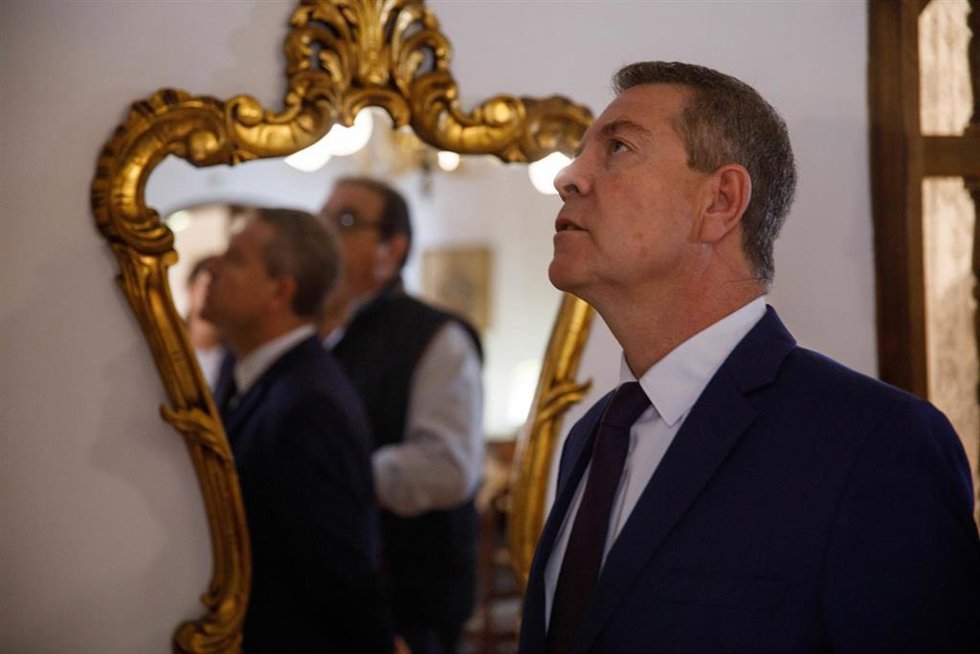El presidente de Castilla-La Mancha, Emiliano García-Page, visita, en Almagro, el Palacio de los Marqueses de Torremejía, ubicado en la Plaza de Santo Domingo de la localidad