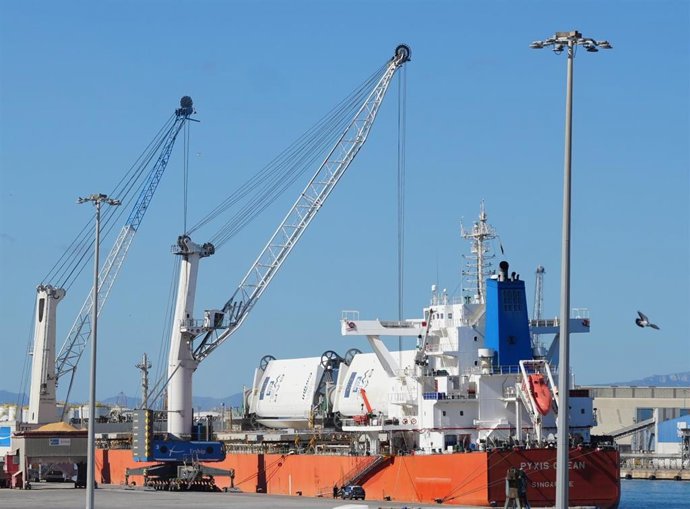 El Port de Tarragona acoge el primer buque de carga del mundo propulsado con tecnología eólica