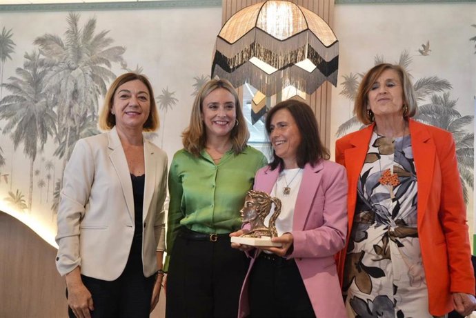 La consejera de Política Social, Familias e Igualdad, Conchita Ruiz, junto con la alcaldesa de Jumilla, Severa González, inaugura ela jornada 'Avanzando y construyendo futuro', organizada por Afammer