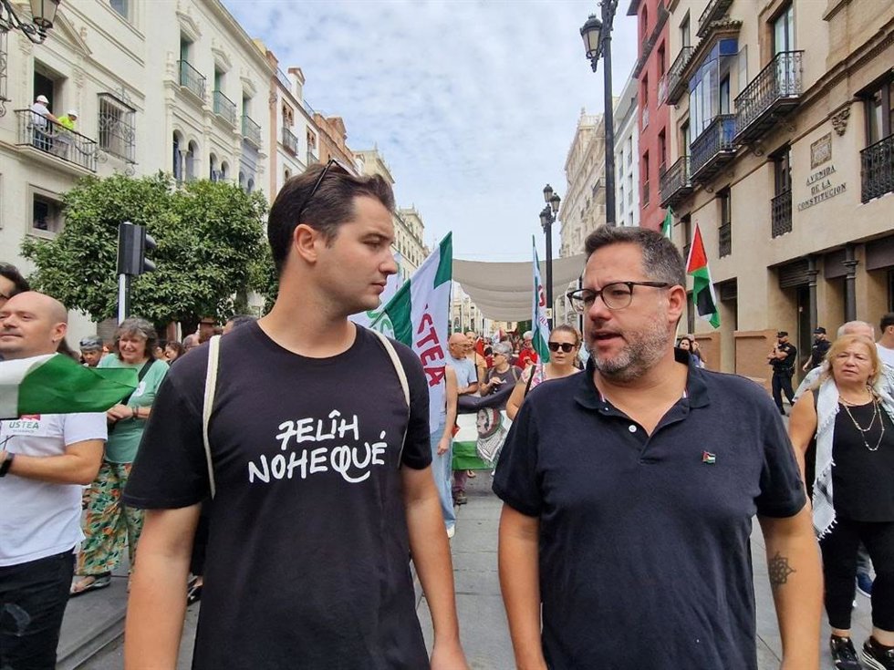 El portavoz de Adelante Andalucía, José Ignacio García (d), en una manifestación en solidaridad con el pueblo palestino en Sevilla.