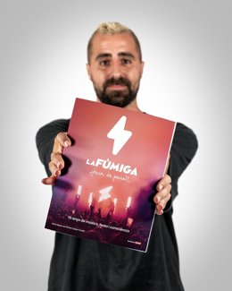 El cantant de la Fúmiga, Àrtur Martínez, amb el llibre 'Havia de passar'