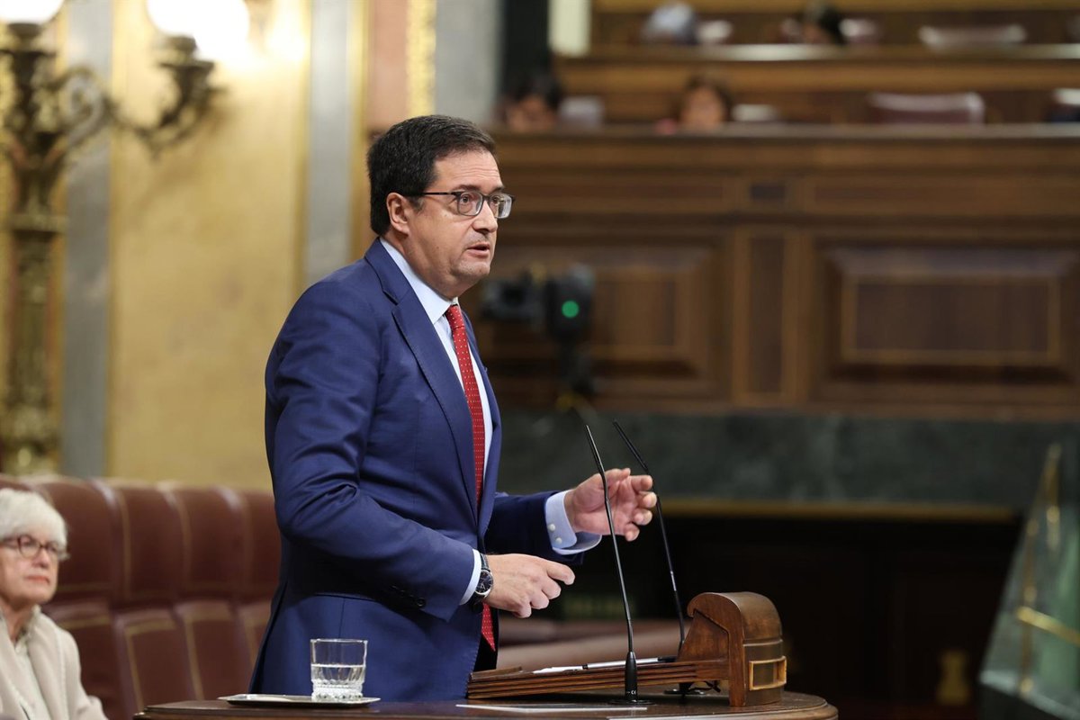 López rechaza hacer fijos a interinos como pide Podemos, que amenaza con no votar la Ley de Función Pública