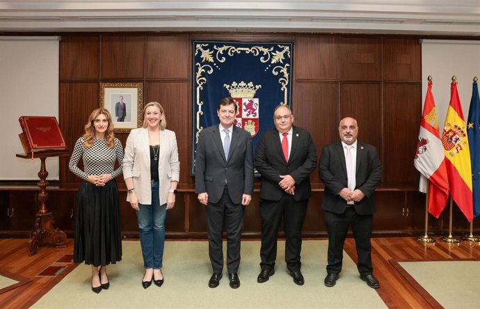 El presidente de la Junta, Alfonso Fernández Mañueco, se reúne con el presidente abad de la Cofradía de Jesús Nazareno vulgo Congregación de Zamora, José Ignacio Calvo Bartolomé, y con el tesorero, Miguel Ángel Santos de Dios
