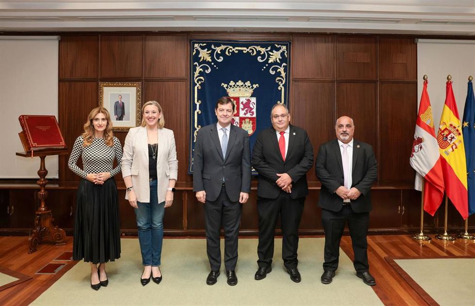 El presidente de la Junta, Alfonso Fernández Mañueco, se reúne con el presidente abad de la Cofradía de Jesús Nazareno vulgo Congregación de Zamora, José Ignacio Calvo Bartolomé, y con el tesorero, Miguel Ángel Santos de Dios