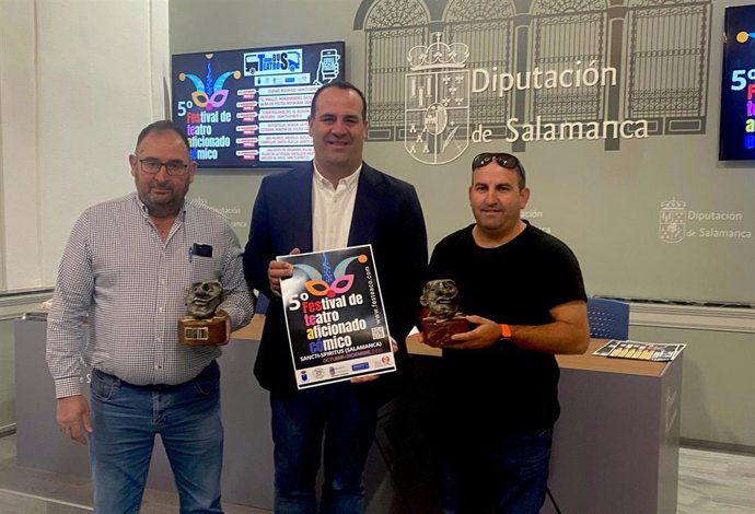 El alcalde de Sancti Spíritus, Bienvenido Garduño; el diputado de Cultura, David Mingo y el impulsor del festival, Jesús Molinero.