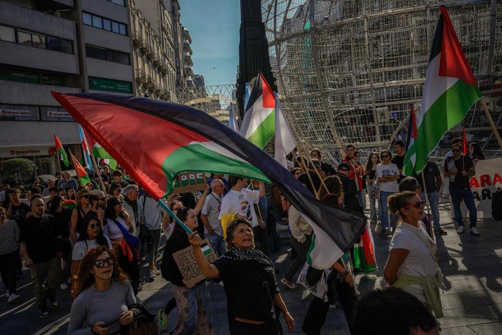 Manifestantes portando banderas palestinas durante un paro parcial con motivo de la huelga general por Palestina, en el Hospital Provincial, a 15 de octubre de 2025, en Vigo, Pontevedra, Galicia (España). Hoy está convocada una huelga general y estudian