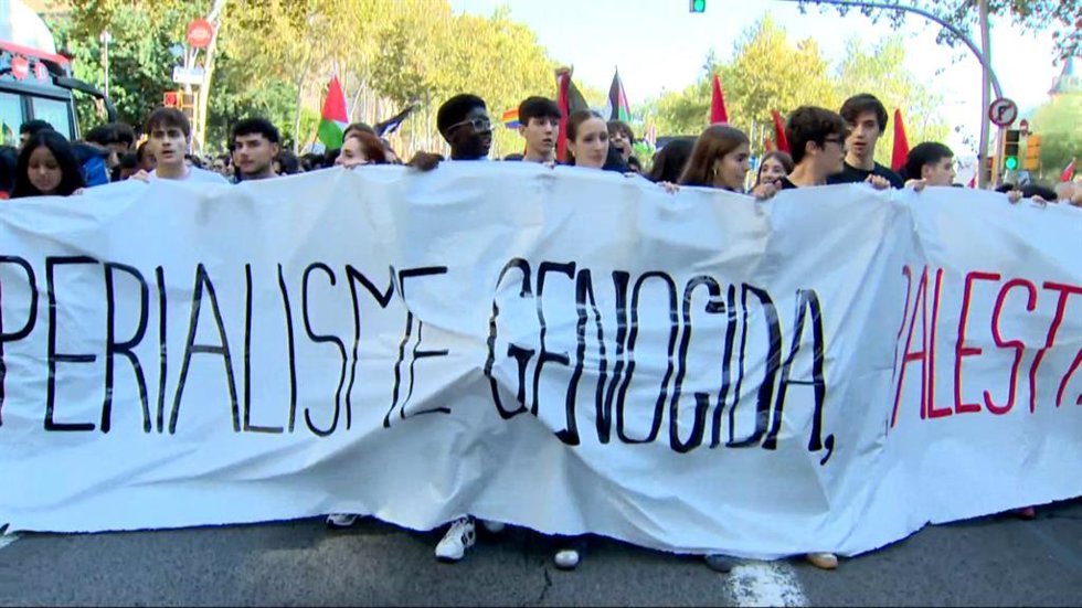Un millar de personas convocadas por CCOO y UGT reclaman en Barcelona paz durade