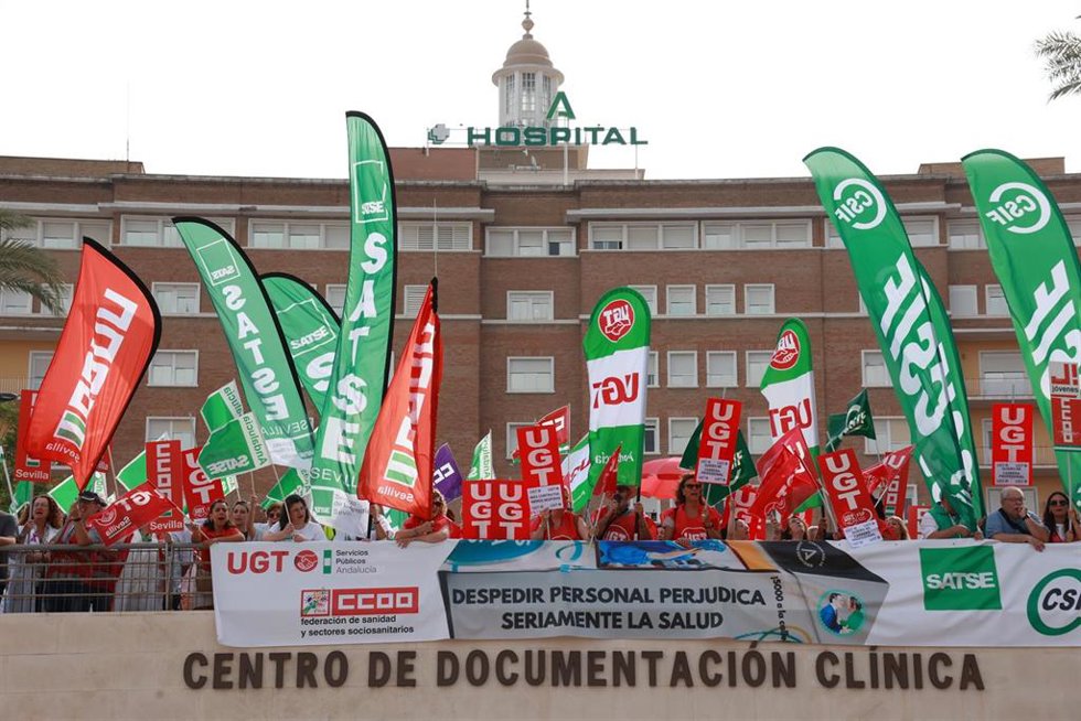 Archivo - Imágenes de las protestas sanitarias en la puerta del  Hospital Virgen del Rocío de Sevilla, a 26 de junio de 2024, en Sevilla, Andalucía (España).  Foto de archivo.