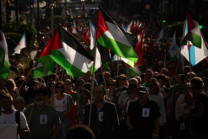 Manifestantes portando banderas palestinas durante un paro parcial con motivo de la huelga general por Palestina, en el Hospital Provincial, a 15 de octubre de 2025, en Vigo, Pontevedra, Galicia (España). Hoy está convocada una huelga general y estudianti