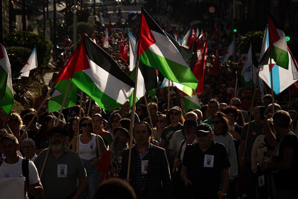 Manifestantes portando banderas palestinas durante un paro parcial con motivo de la huelga general por Palestina, en el Hospital Provincial, a 15 de octubre de 2025, en Vigo, Pontevedra, Galicia (España). Hoy está convocada una huelga general y estudian