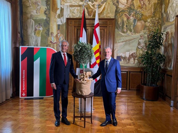 Collboni regala un olivo a Kassis como símbolo de paz y unión mediterránea