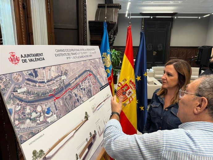 La alcaldesa de València, María José Catalá, observa el trazado del futuro carril ciclo-peatonal Tramo Europa que unirá los dos lados del viejo cauce del Turia y así Camins al Grao, Moreras y Natzaret.