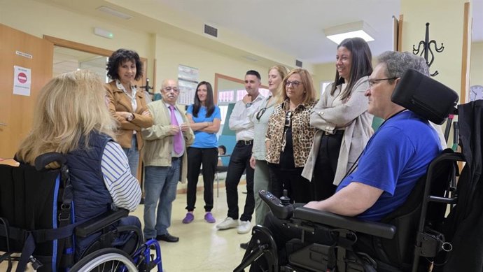 La consejera de Bienestar Social, Bárbara García Torijano, durante su visita a la sede de la Asociación de Esclerosis Múltiple de Guadalajara (Ademgu).