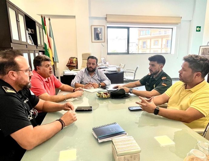 Reunión de Policía Local y Guardia Civil con el Gobierno local para abordar los continuos robos de cableado del alumbrado público.
