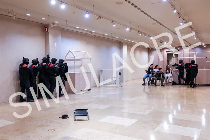 Un instante del simulacro de atentado terrorista en un centro comercial de Barcelona