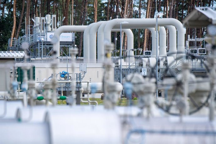 Archivo - FILED - 30 August 2022, Mecklenburg-West Pomerania, Lubmin: A general view of pipe systems and shut-off devices at the gas receiving station of the Nord Stream 1 Baltic Sea pipeline and the transfer station of the OPAL long-distance gas pipeline