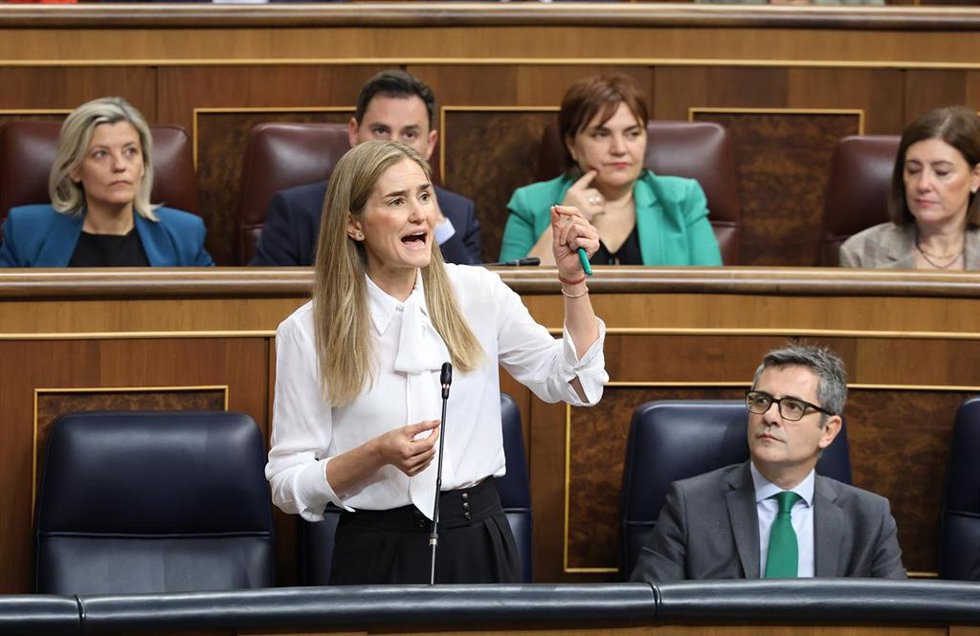 La vicepresidenta tercera y ministra para la Transición Ecológica y el Reto Demográfico, Sara Aagesen, durante una sesión de control al Gobierno, en el Congreso, a 15 de octubre de 2025, en Madrid (España). Sumar, Bildu y el BNG secundan la convocatoria