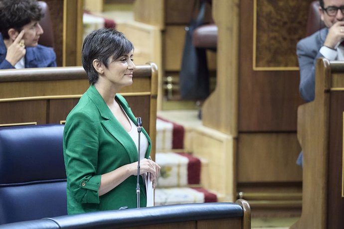 La ministra de Vivienda, Isabel Rodríguez, interviene durante una sesión de control en el Gobierno, en el Congreso de los Diputados, a 24 de septiembre de 2025, en Madrid (España). La ausencia del presidente del Gobierno, quien se encuentra en Nueva York 