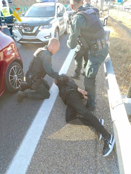 Un momento de la detención de uno de los implicados en la húida y el robo del coche.