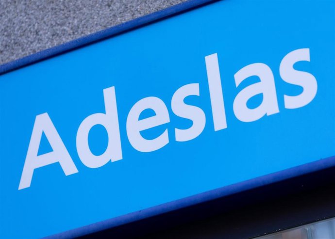 Archivo - Exterior de una clínica dental de Adeslas, a 27 de enero de 2025, en Madrid (España).