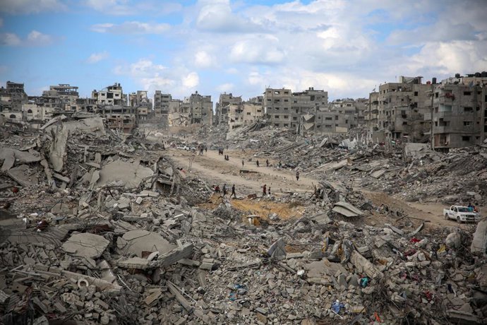 12 de outubro de 2025, Cidade de Gaza, Faixa de Gaza, Território Palestino: Milhares de palestinos continuam a retornar à área de Al-Nafaq na Cidade de Gaza, de onde as forças israelenses se retiraram, no quinto dia do cessar-fogo em Gaza. Os residentes q