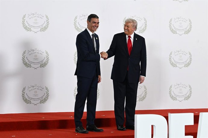 O primeiro-ministro Pedro Sánchez (à esquerda) cumprimenta o presidente dos EUA, Donald Trump (à direita), antes da cerimônia de assinatura do plano de paz para o Oriente Médio, em 13 de outubro de 2025, no Egito.