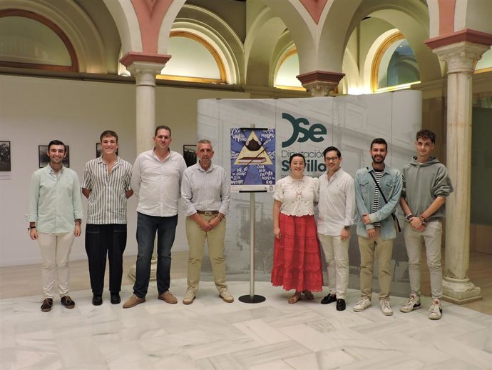 Foto de familia del XXV Aniversario de la proclamación de San Gregorio de Osset como alcalde honorario y perpetuo de Alcalá del Río (Sevilla).